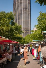14th-arrondissement;-Boulevard-Edgar-Quinet;-Clothing;-Edgar-Quinet-market;-Kaleidos;-Kaleidos-images;-La-parole-à-limage;-Market-stalls;-Neighbourhood-market;-Paris;-Shoppers;-Stories-Pictures;-Street-life;-Striped-awning;-Summer;-Tarek-Charara;-Tour-Montparnasse